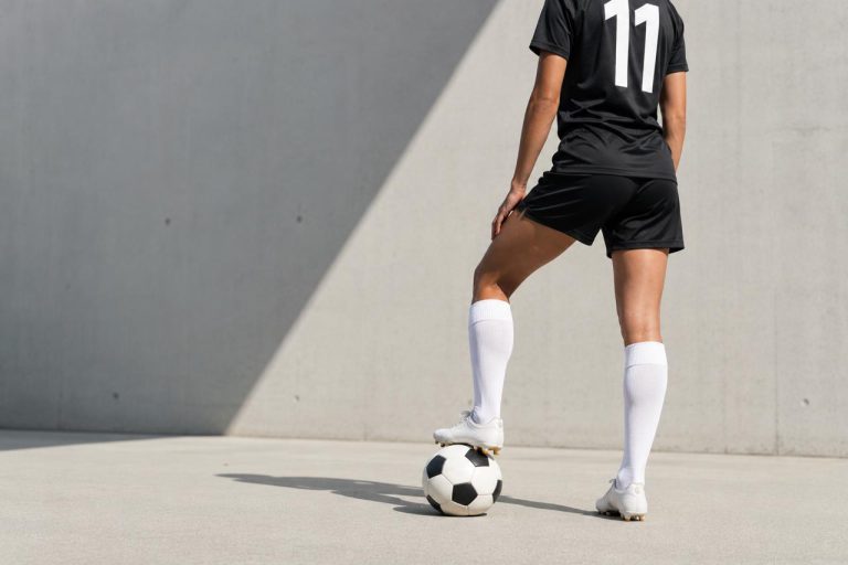 Comment devenir footballeuse professionnelle : parcours et conseils